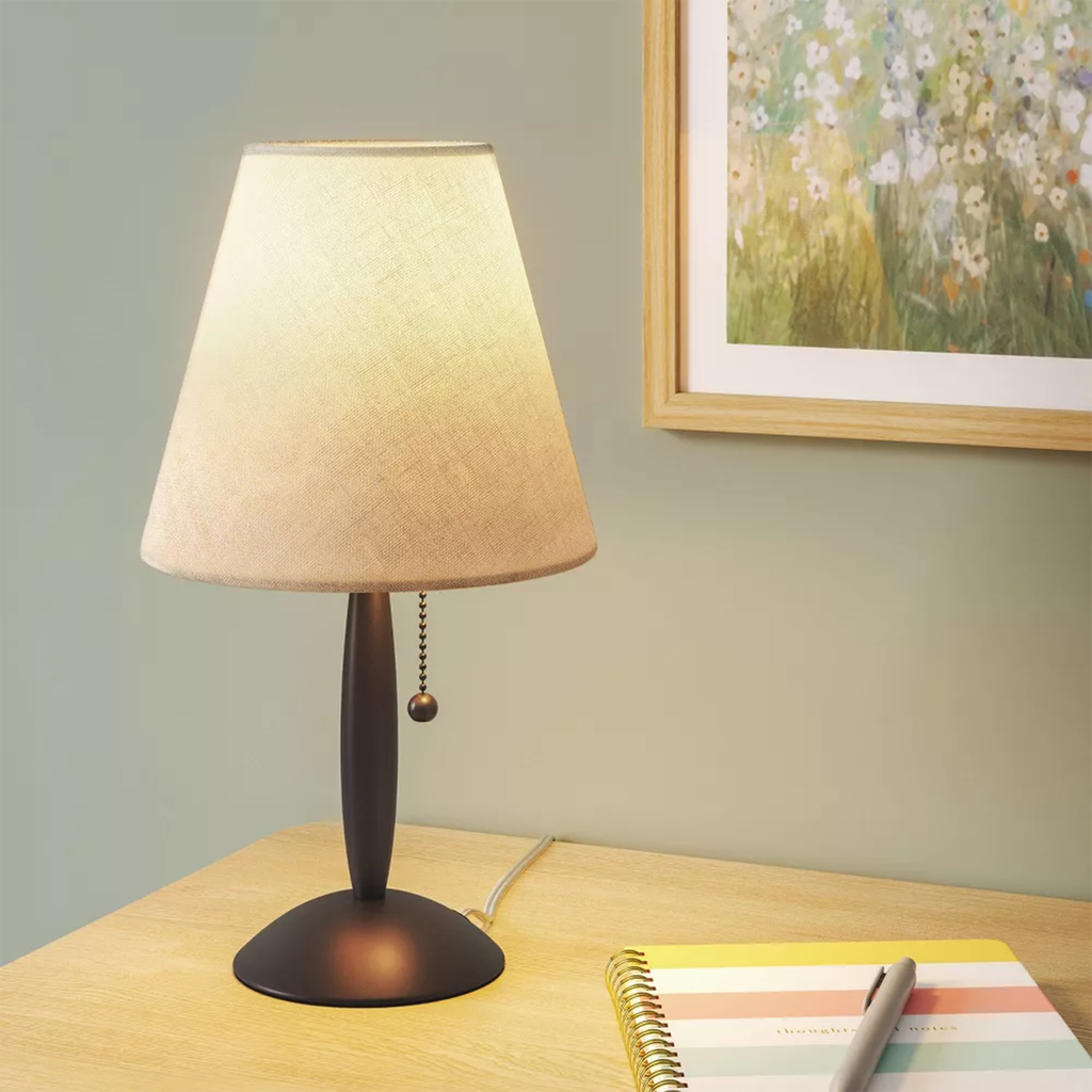 Lampă mini cu picior subțire, abajur din material textil, comutator cu lanț